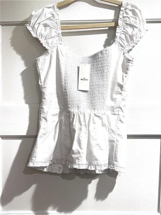 Hollister White Button Down short sleeve Blouse NWT - Picture 2 of 3